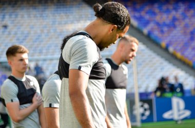 Kiev, Ukrayna - 26 Mayıs 2018: Virgil van Dijk ve eğitim 2018 Uefa Şampiyonlar Ligi final maçında Real Madrid ve Liverpool, Ukrayna arasında önce bir Liverpool futbol oyuncuları