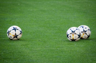 Kiev, Ukrayna - 26 Mayıs 2018: Üç Şampiyonlar Ligi top yalan 2018 Uefa Şampiyonlar Ligi final maçında Real Madrid ve Liverpool, Ukrayna arasında önce'nın bahçesinde