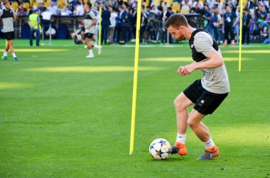 Kiev, Ukrayna - 26 Mayıs 2018: Andrew Robertson ve eğitim 2018 Uefa Şampiyonlar Ligi final maçında Real Madrid ve Liverpool, Ukrayna arasında önce bir Liverpool futbol oyuncuları