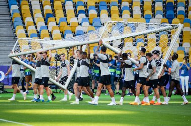 Kiev, Ukrayna - 26 Mayıs 2018: 2018 Uefa Şampiyonlar Ligi Finali maç önce Ukrayna oyuncular Liverpool geçidi ekibi tarafından transfer edilen futbol