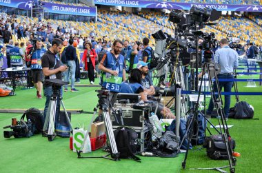 Kiev, Ukrayna - 26 Mayıs 2018: Çalışma alanı kameramanların ve kameramanlar ile kamera ve ışık önce 2018 Uefa Şampiyonlar Ligi final maçında Milli Güvenlik olimpiyskiy Stadyumu'nda, Ukrayna
