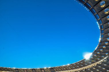 Kiev, Ukrayna - 26 Mayıs 2018: Milli Güvenlik Olimpiyskiy Stadyumu içinden çatısı genel görünümünü kapatmak 2018 Uefa Şampiyonlar Ligi final maçı önce Kiev, Ukrayna