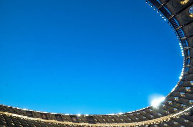 Kiev, Ukrayna - 26 Mayıs 2018: Milli Güvenlik Olimpiyskiy Stadyumu içinden çatısı genel görünümünü kapatmak 2018 Uefa Şampiyonlar Ligi final maçı önce Kiev, Ukrayna