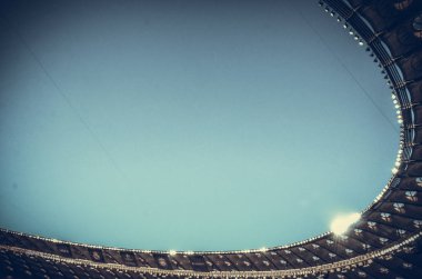 Kiev, Ukrayna - 26 Mayıs 2018: Milli Güvenlik Olimpiyskiy Stadyumu içinden çatısı genel görünümünü kapatmak 2018 Uefa Şampiyonlar Ligi final maçı önce Kiev, Ukrayna