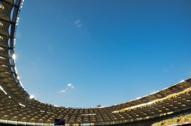 Kiev, Ukrayna - 26 Mayıs 2018: Milli Güvenlik Olimpiyskiy Stadyumu içinden çatısı genel görünümünü kapatmak 2018 Uefa Şampiyonlar Ligi final maçı önce Kiev, Ukrayna