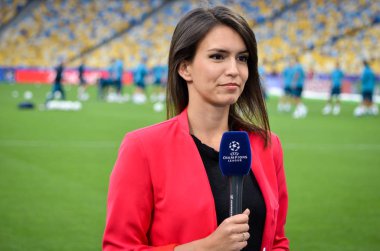 Kiev, Ukrayna - 26 Mayıs 2018: önce 2018 Uefa Şampiyonlar Ligi final maçı, Ukrayna çok güzel bir kız bir gazeteci bir mikrofon ile bir röportaj hazırlanıyor