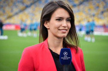 Kiev, Ukrayna - 26 Mayıs 2018: önce 2018 Uefa Şampiyonlar Ligi final maçı, Ukrayna çok güzel bir kız bir gazeteci bir mikrofon ile bir röportaj hazırlanıyor