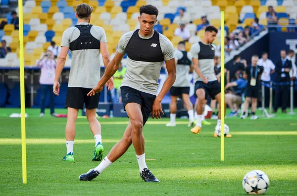 Kiev, Ukrayna - 26 Mayıs 2018: Trent Alexander-Arnold ve eğitim 2018 Uefa Şampiyonlar Ligi final maçında Real Madrid ve Liverpool, Ukrayna arasında önce bir Liverpool futbol oyuncuları