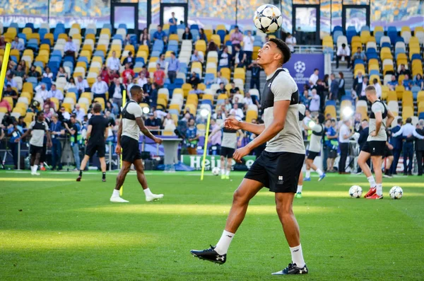 Kiev, Ukrayna - 26 Mayıs 2018: Trent Alexander-Arnold ve eğitim 2018 Uefa Şampiyonlar Ligi final maçında Real Madrid ve Liverpool, Ukrayna arasında önce bir Liverpool futbol oyuncuları
