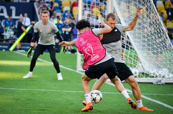 Kiev, Ukrayna - 26 Mayıs 2018: Adam Bogdan ve eğitim 2018 Uefa Şampiyonlar Ligi final maçında Real Madrid ve Liverpool, Ukrayna arasında önce bir Liverpool futbol oyuncuları