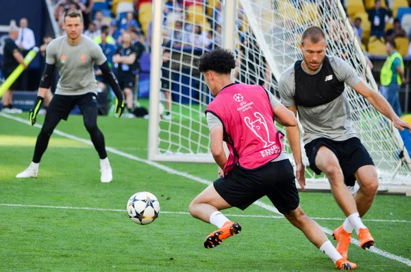 Kiev, Ukrayna - 26 Mayıs 2018: Adam Bogdan ve eğitim 2018 Uefa Şampiyonlar Ligi final maçında Real Madrid ve Liverpool, Ukrayna arasında önce bir Liverpool futbol oyuncuları