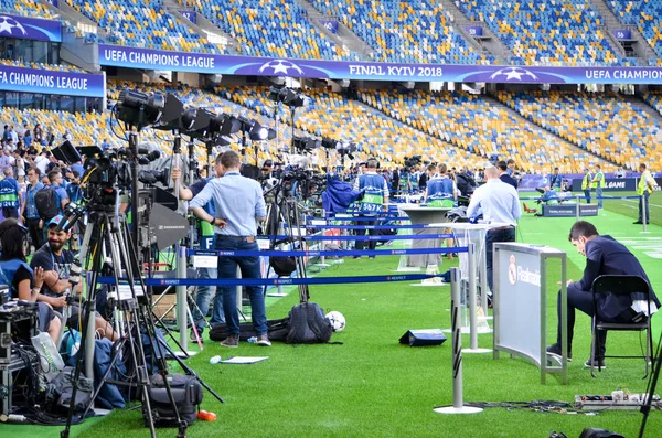 ビデオとカメラと Nsc オリムピ スキー スタジアム ウクライナで 2018年の Uefa チャンピオンズ リーグ決勝戦の前に光のカメラマンのキエフ — ストック写真