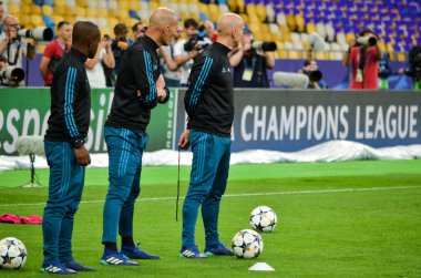 Kiev, Ukrayna - 26 Mayıs 2018: Zinedine Zidane ve eğitim 2018 Uefa Şampiyonlar Ligi final maçında Real Madrid ve Liverpool, Ukrayna arasında daha önce Real Madrid futbol oyuncuları
