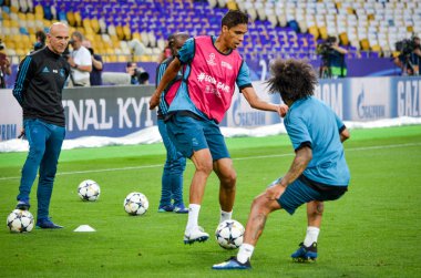 Kiev, Ukrayna - 26 Mayıs 2018: Raphael Varane ve eğitim 2018 Uefa Şampiyonlar Ligi final maçında Real Madrid ve Liverpool, Ukrayna arasında daha önce Real Madrid futbol oyuncuları