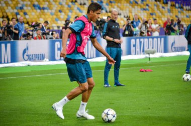 Kiev, Ukrayna - 26 Mayıs 2018: Raphael Varane ve eğitim 2018 Uefa Şampiyonlar Ligi final maçında Real Madrid ve Liverpool, Ukrayna arasında daha önce Real Madrid futbol oyuncuları