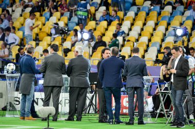 Kiev, Ukrayna - 26 Mayıs 2018: Çalışma alanı kameramanların ve kameramanlar ile kamera ve ışık önce 2018 Uefa Şampiyonlar Ligi final maçında Milli Güvenlik olimpiyskiy Stadyumu'nda, Ukrayna