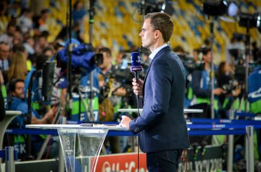 Kiev, Ukrayna - 26 Mayıs 2018: Kiev Ukrayna Milli Güvenlik olimpiyskiy Stadyumu'nda 2018 Uefa Şampiyonlar Ligi final maçı önce bir gazeteci bir mikrofon ile bir rapor hazırlanıyor