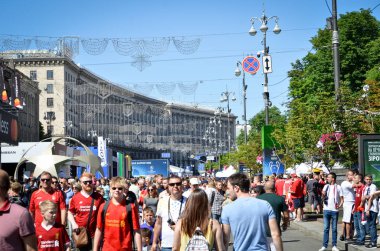 Kiev, Ukrayna - 26 Mayıs 2018: Liverpool taraftarları beklentisiyle önce 2018 Uefa Şampiyonlar Ligi final maçında Milli Güvenlik olimpiyskiy Stadyumu'nda, Ukrayna Kiev Kiev sokaklarında