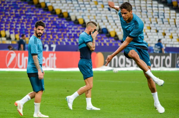Kiev, Ukrayna - 26 Mayıs 2018: Raphael Varane ve eğitim 2018 Uefa Şampiyonlar Ligi final maçında Real Madrid ve Liverpool, Ukrayna arasında daha önce Real Madrid futbol oyuncuları
