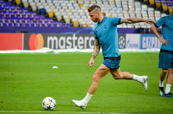 Kiev, Ukrayna - 26 Mayıs 2018: Sergio Ramos ve eğitim 2018 Uefa Şampiyonlar Ligi final maçında Real Madrid ve Liverpool, Ukrayna arasında daha önce Real Madrid futbol oyuncuları