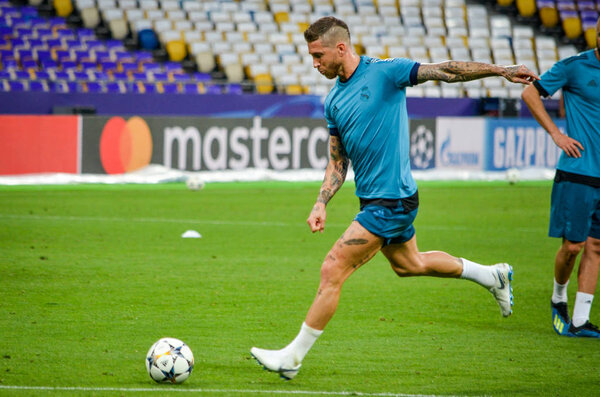 КИЕВ, Украина - 26 мая 2018 года: Серджио Рамос и тренировка футболистов "Реал Мадрид" перед финальным матчем Лиги чемпионов УЕФА 2018 года между "Реал Мадридом" и "Ливерпулем", Украина
