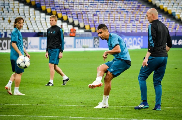 Kiev, Ukrayna - 26 Mayıs 2018: Casemiro ve eğitim 2018 Uefa Şampiyonlar Ligi final maçında Real Madrid ve Liverpool, Ukrayna arasında daha önce Real Madrid futbol oyuncuları