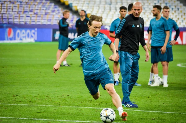 Kiev, Ukrayna - 26 Mayıs 2018: Luka Modric ve eğitim 2018 Uefa Şampiyonlar Ligi final maçında Real Madrid ve Liverpool, Ukrayna arasında daha önce Real Madrid futbol oyuncuları