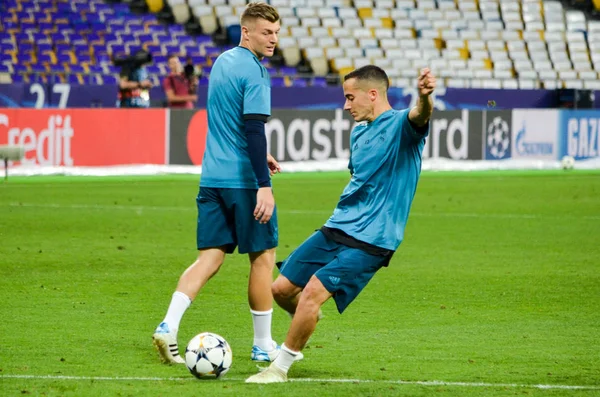Kiev, Ukrayna - 26 Mayıs 2018: Lucas Vazquez ve eğitim 2018 Uefa Şampiyonlar Ligi final maçında Real Madrid ve Liverpool, Ukrayna arasında daha önce Real Madrid futbol oyuncuları