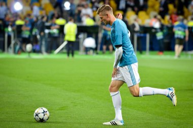 Kiev, Ukrayna - 26 Mayıs 2018: Toni Kroos 2018 önce Uefa Şampiyonlar Ligi Finali maç Real Madrid ve Kiev Ukrayna Milli Güvenlik olimpiyskiy Stadyumu'nda Liverpool arasında