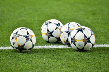 Kiev, Ukrayna - 26 Mayıs 2018: Üç Şampiyonlar Ligi top yalan 2018 Uefa Şampiyonlar Ligi final maçında Real Madrid ve Liverpool, Ukrayna arasında önce'nın bahçesinde