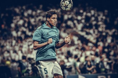 Kiev, Ukrayna - 26 Mayıs 2018: Raphael Varane 2018 önce Uefa Şampiyonlar Ligi Finali maç Real Madrid ve Kiev Ukrayna Milli Güvenlik olimpiyskiy Stadyumu'nda Liverpool arasında