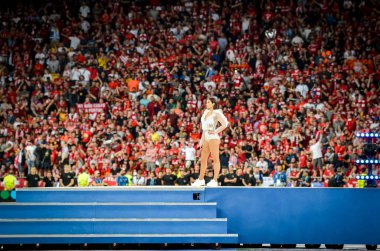 Kiev, Ukrayna - 26 Mayıs 2018: Dua Lipa'nın tam performansta 2018 Uefa Şampiyonlar Ligi açılış töreni 2018 Uefa Şampiyonlar Ligi final maçı, Ukrayna önce finali