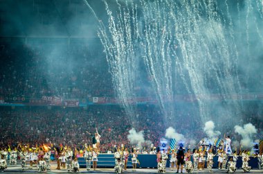 Kiev, Ukrayna - 26 Mayıs 2018: Dua Lipa'nın tam performansta 2018 Uefa Şampiyonlar Ligi açılış töreni 2018 Uefa Şampiyonlar Ligi final maçı, Ukrayna önce finali