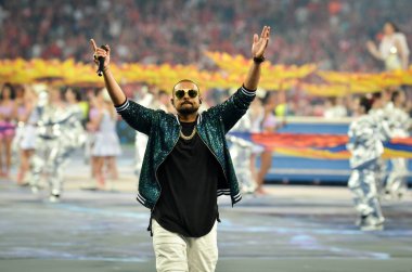 Kiev, Ukrayna - 26 Mayıs 2018: Dua Lipa'nın tam performansta 2018 Uefa Şampiyonlar Ligi açılış töreni 2018 Uefa Şampiyonlar Ligi final maçı, Ukrayna önce finali