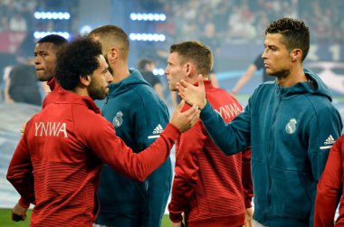 Kiev, Ukrayna - 26 Mayıs 2018: Fmohammed Sallah ve Cristiano Ronaldo sıkışalım 2018 Uefa Şampiyonlar Ligi final maçında Real Madrid ve Liverpool, Ukrayna arasında önce