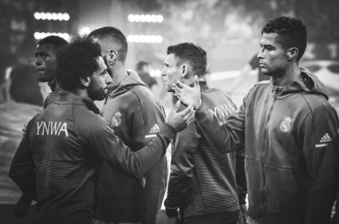 Kiev, Ukrayna - 26 Mayıs 2018: Fmohammed Sallah ve Cristiano Ronaldo sıkışalım 2018 Uefa Şampiyonlar Ligi final maçında Real Madrid ve Liverpool, Ukrayna arasında önce