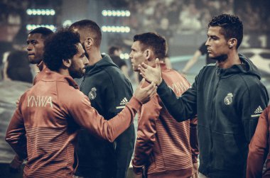Kiev, Ukrayna - 26 Mayıs 2018: Fmohammed Sallah ve Cristiano Ronaldo sıkışalım 2018 Uefa Şampiyonlar Ligi final maçında Real Madrid ve Liverpool, Ukrayna arasında önce