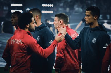 Kiev, Ukrayna - 26 Mayıs 2018: Fmohammed Sallah ve Cristiano Ronaldo sıkışalım 2018 Uefa Şampiyonlar Ligi final maçında Real Madrid ve Liverpool, Ukrayna arasında önce