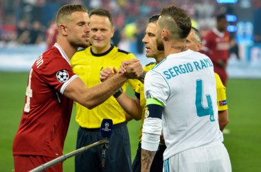 Kiev, Ukrayna - 26 Mayıs 2018: Sergio Ramos (R) ve Jordan Henderson 2018 sırasında Uefa Şampiyonlar Ligi Finali maç Real Madrid ve Kiev Ukrayna Milli Güvenlik olimpiyskiy Stadyumu'nda Liverpool arasında