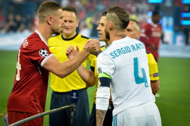 Kiev, Ukrayna - 26 Mayıs 2018: Sergio Ramos (R) ve Jordan Henderson 2018 sırasında Uefa Şampiyonlar Ligi Finali maç Real Madrid ve Kiev Ukrayna Milli Güvenlik olimpiyskiy Stadyumu'nda Liverpool arasında