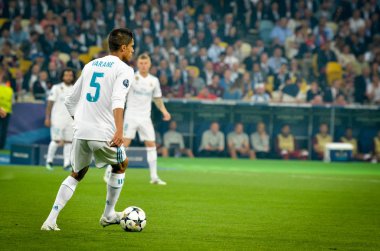Kiev, Ukrayna - 26 Mayıs 2018: Raphael Varane kutlamak 2018 Uefa Şampiyonlar Ligi final maçında Real Madrid ve Kiev Ukrayna Milli Güvenlik olimpiyskiy Stadyumu'nda Liverpool arasında sırasında