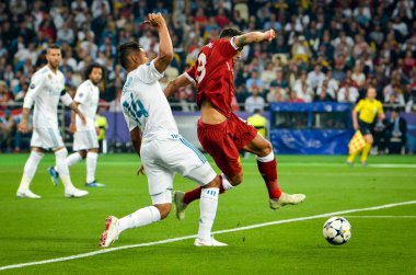 Kiev, Ukrayna - 26 Mayıs 2018: Casemiro (L) Roberto Firmino 2018 sırasında karşı Uefa Şampiyonlar Ligi Finali maç Real Madrid ve Kiev Ukrayna Milli Güvenlik olimpiyskiy Stadyumu'nda Liverpool arasında