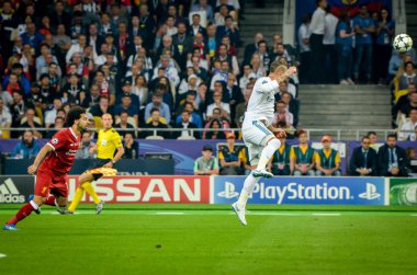 Kiev, Ukrayna - 26 Mayıs 2018: 2018 sırasında Sergio Ramos (R) Uefa Şampiyonlar Ligi Finali maç Real Madrid ve Kiev Ukrayna Milli Güvenlik olimpiyskiy Stadyumu'nda Liverpool arasında