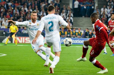 Kiev, Ukrayna - 26 Mayıs 2018: Sergio Ramos (L) ve 2018 sırasında Georginio Wijnaldum (R) Uefa Şampiyonlar Ligi Finali maç Real Madrid ve Kiev Ukrayna Milli Güvenlik olimpiyskiy Stadyumu'nda Liverpool arasında