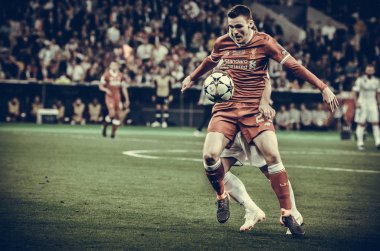 Kiev, Ukrayna - 26 Mayıs 2018: Andrew Robertson (L) ve Luka Modric 2018 sırasında Uefa Şampiyonlar Ligi Finali maç Real Madrid ve Kiev Ukrayna Milli Güvenlik olimpiyskiy Stadyumu'nda Liverpool arasında