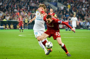 Kiev, Ukrayna - 26 Mayıs 2018: Andrew Robertson (R) ve Luka Modric 2018 sırasında Uefa Şampiyonlar Ligi Finali maç Real Madrid ve Kiev Ukrayna Milli Güvenlik olimpiyskiy Stadyumu'nda Liverpool arasında