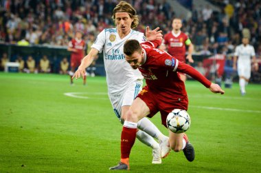 Kiev, Ukrayna - 26 Mayıs 2018: Andrew Robertson (R) ve Luka Modric 2018 sırasında Uefa Şampiyonlar Ligi Finali maç Real Madrid ve Kiev Ukrayna Milli Güvenlik olimpiyskiy Stadyumu'nda Liverpool arasında