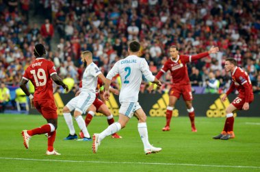 Kiev, Ukrayna - 26 Mayıs 2018: Daniel Carvajal ve Sadio Mane 2018 sırasında Uefa Şampiyonlar Ligi Finali maç Real Madrid ve Kiev Ukrayna Milli Güvenlik olimpiyskiy Stadyumu'nda Liverpool arasında