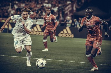 Kiev, Ukrayna - 26 Mayıs 2018: Sadio Mane (R) ve Luka Modric 2018 sırasında Uefa Şampiyonlar Ligi Finali maç Real Madrid ve Kiev Ukrayna Milli Güvenlik olimpiyskiy Stadyumu'nda Liverpool arasında