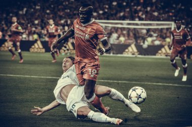 Kiev, Ukrayna - 26 Mayıs 2018: Sadio Mane (R) ve Luka Modric 2018 sırasında Uefa Şampiyonlar Ligi Finali maç Real Madrid ve Kiev Ukrayna Milli Güvenlik olimpiyskiy Stadyumu'nda Liverpool arasında